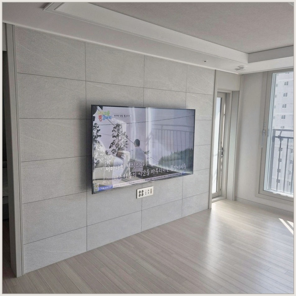성동과 성동구에서 삼성TV 원커넥트 조건을 살펴 TV 위치를 잡은 사진입니다. 원래 가구 배치와 바닥 동선을 유지하면서 화면 중심을 맞추고, 광진과 광진구에서도 적용할 수 있도록 셋톱박스와 공유기 자리를 함께 확인했습니다.