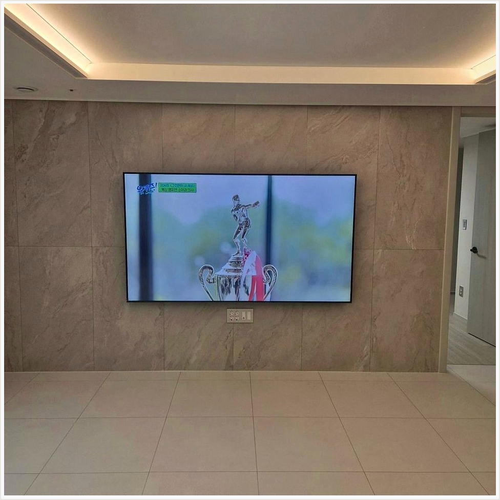 양천과 양천구에서 98인치 조건을 살펴 TV 위치를 잡은 사진입니다. 원래 가구 배치와 바닥 동선을 유지하면서 화면 중심을 맞추고, 강서과 강서구에서도 적용할 수 있도록 셋톱박스와 공유기 자리를 함께 확인했습니다.