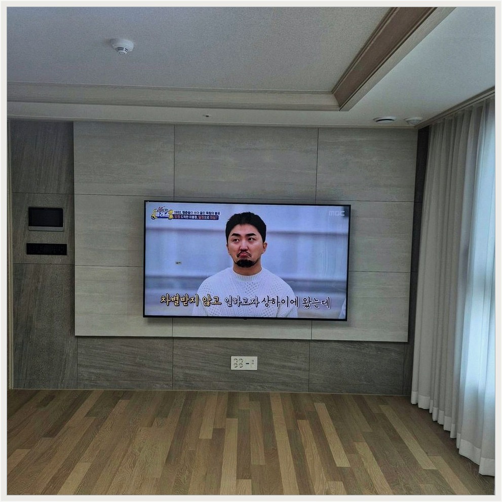 구로과 구로구에서 대형화면 안전고정을 기준으로 마감 상태를 확인한 사진입니다. 화면 아래 공간과 케이블 노출을 다시 보고, 양천과 양천구·강서과 강서구 상담에서 정한 높이와 주변기기 위치가 실제 사용에 불편하지 않은지 점검했습니다.