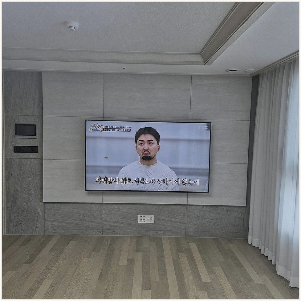 금천과 금천구에서 셋탑박스숨김 조건을 살펴 TV 위치를 잡은 사진입니다. 원래 가구 배치와 바닥 동선을 유지하면서 화면 중심을 맞추고, 동작과 동작구에서도 적용할 수 있도록 셋톱박스와 공유기 자리를 함께 확인했습니다.