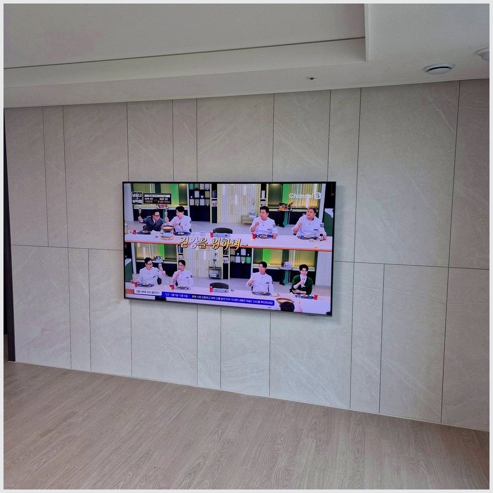 서초과 서초구에서 타일벽 조건을 살펴 TV 위치를 잡은 사진입니다. 원래 가구 배치와 바닥 동선을 유지하면서 화면 중심을 맞추고, 강남과 강남구에서도 적용할 수 있도록 셋톱박스와 공유기 자리를 함께 확인했습니다.