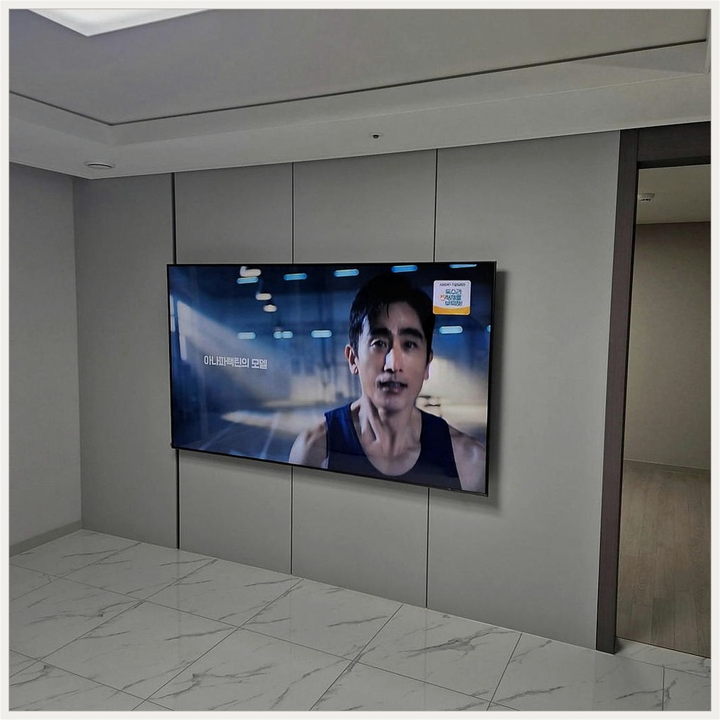수원과 수원시에서 77인치 조건을 살펴 TV 위치를 잡은 사진입니다. 원래 가구 배치와 바닥 동선을 유지하면서 화면 중심을 맞추고, 장안과 장안구에서도 적용할 수 있도록 셋톱박스와 공유기 자리를 함께 확인했습니다.