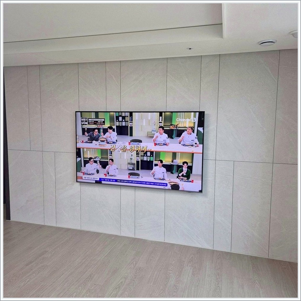 권선과 권선구에서 삼성화면 맞춤거치을 기준으로 마감 상태를 확인한 사진입니다. 화면 아래 공간과 케이블 노출을 다시 보고, 수원과 수원시·장안과 장안구 상담에서 정한 높이와 주변기기 위치가 실제 사용에 불편하지 않은지 점검했습니다.