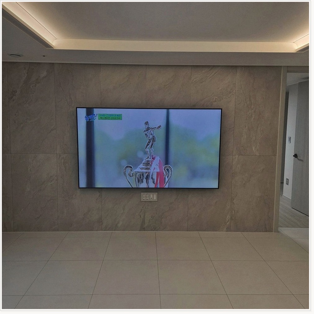 팔달과 팔달구에서 공유기까지 조건을 살펴 TV 위치를 잡은 사진입니다. 원래 가구 배치와 바닥 동선을 유지하면서 화면 중심을 맞추고, 영통과 영통구에서도 적용할 수 있도록 셋톱박스와 공유기 자리를 함께 확인했습니다.