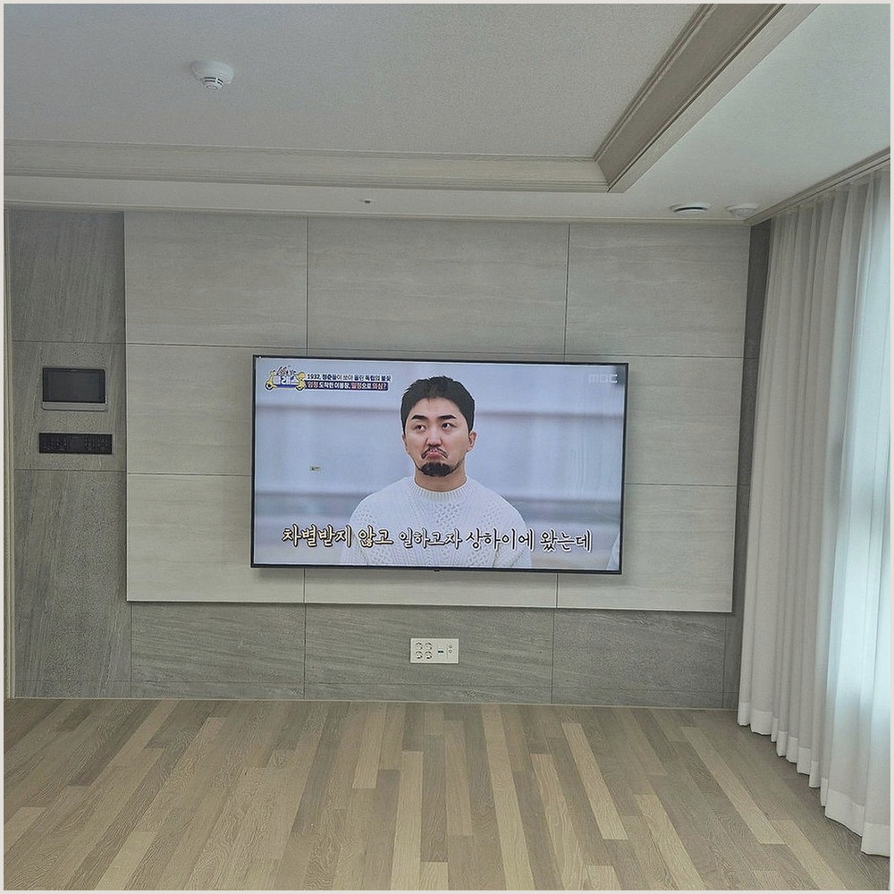 의왕과 의왕시에서 장비숨김 구성 완료을 기준으로 마감 상태를 확인한 사진입니다. 화면 아래 공간과 케이블 노출을 다시 보고, 팔달과 팔달구·영통과 영통구 상담에서 정한 높이와 주변기기 위치가 실제 사용에 불편하지 않은지 점검했습니다.