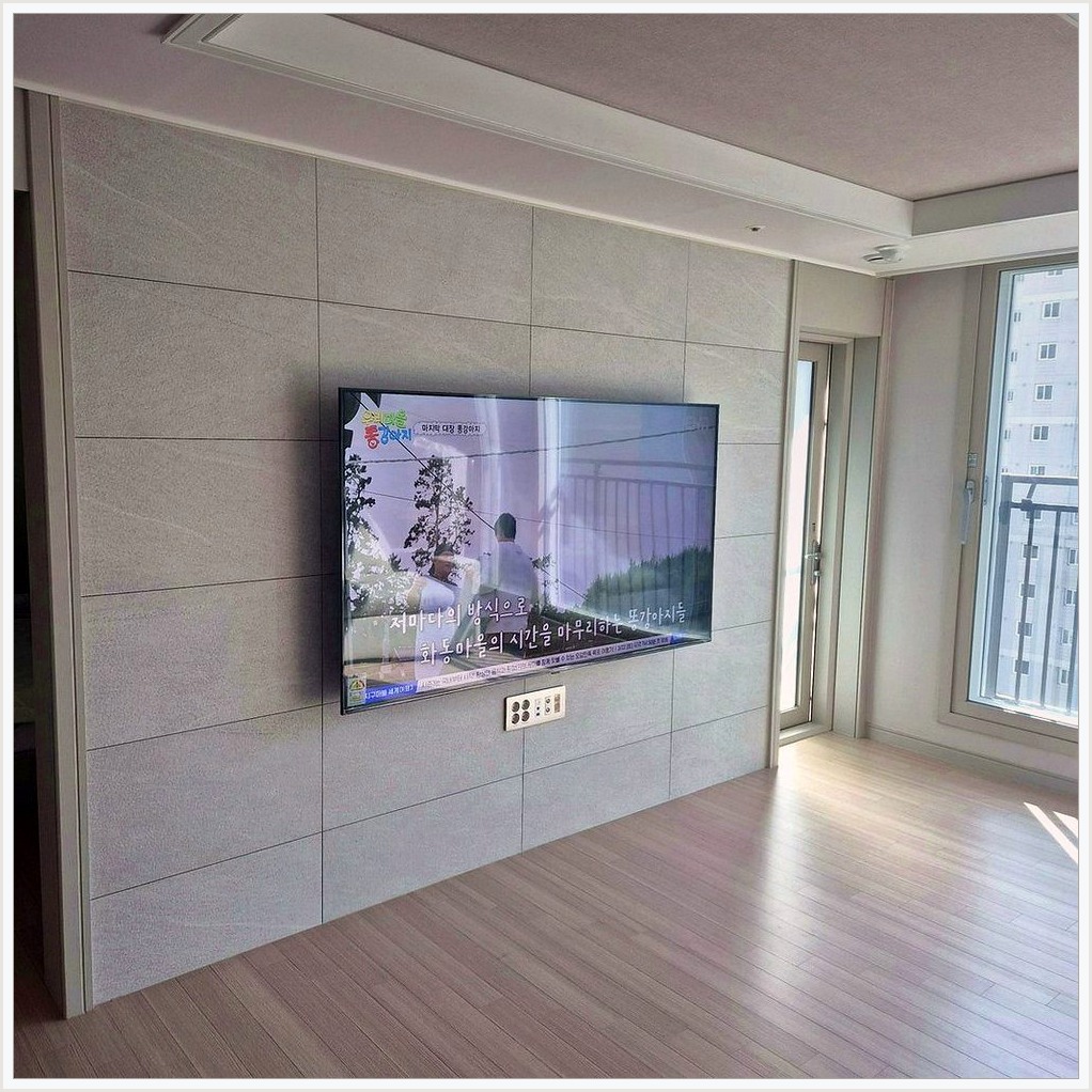 용인과 용인시에서 이사후 조건을 살펴 TV 위치를 잡은 사진입니다. 원래 가구 배치와 바닥 동선을 유지하면서 화면 중심을 맞추고, 처인구에서도 적용할 수 있도록 셋톱박스와 공유기 자리를 함께 확인했습니다.