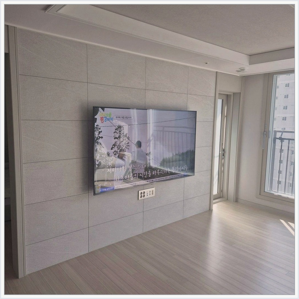 오산과 오산시에서 대형브라켓 적용 완료을 기준으로 마감 상태를 확인한 사진입니다. 화면 아래 공간과 케이블 노출을 다시 보고, 병점과 병점구·동탄과 동탄구 상담에서 정한 높이와 주변기기 위치가 실제 사용에 불편하지 않은지 점검했습니다.