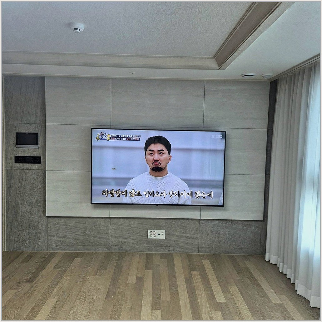 평택과 평택시에서 기존브라켓 조건을 살펴 TV 위치를 잡은 사진입니다. 원래 가구 배치와 바닥 동선을 유지하면서 화면 중심을 맞추고, 안성과 안성시에서도 적용할 수 있도록 셋톱박스와 공유기 자리를 함께 확인했습니다.