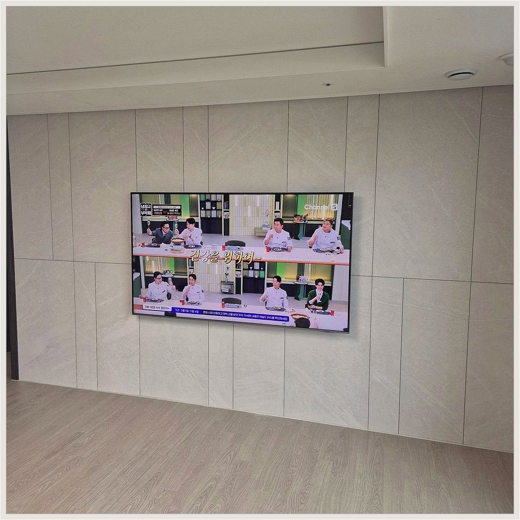 수정구에서 셋톱수납 조건을 살펴 TV 위치를 잡은 사진입니다. 원래 가구 배치와 바닥 동선을 유지하면서 화면 중심을 맞추고, 중원구에서도 적용할 수 있도록 셋톱박스와 공유기 자리를 함께 확인했습니다.