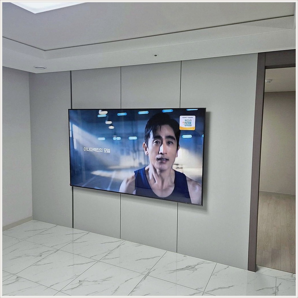 경기도광주과 경기도광주시에서 반매립 구성을 기준으로 마감 상태를 확인한 사진입니다. 화면 아래 공간과 케이블 노출을 다시 보고, 수정구·중원구 상담에서 정한 높이와 주변기기 위치가 실제 사용에 불편하지 않은지 점검했습니다.