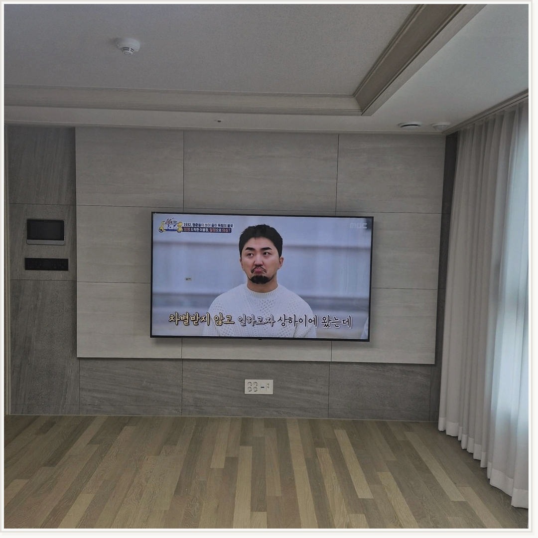 단원구에서 높낮이 세밀조정을 기준으로 마감 상태를 확인한 사진입니다. 화면 아래 공간과 케이블 노출을 다시 보고, 안산과 안산시·상록구 상담에서 정한 높이와 주변기기 위치가 실제 사용에 불편하지 않은지 점검했습니다.