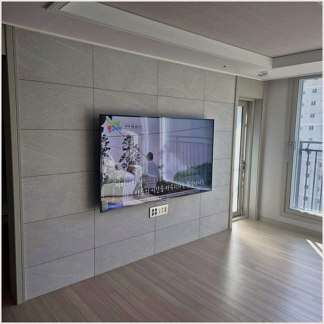안양과 안양시에서 원커넥트박스 조건을 살펴 TV 위치를 잡은 사진입니다. 원래 가구 배치와 바닥 동선을 유지하면서 화면 중심을 맞추고, 만안구에서도 적용할 수 있도록 셋톱박스와 공유기 자리를 함께 확인했습니다.