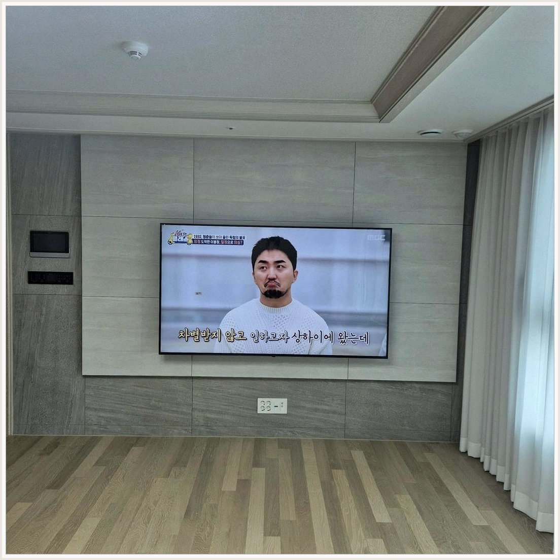 덕양구에서 삼성QLED 조건을 살펴 TV 위치를 잡은 사진입니다. 원래 가구 배치와 바닥 동선을 유지하면서 화면 중심을 맞추고, 일산동구에서도 적용할 수 있도록 셋톱박스와 공유기 자리를 함께 확인했습니다.