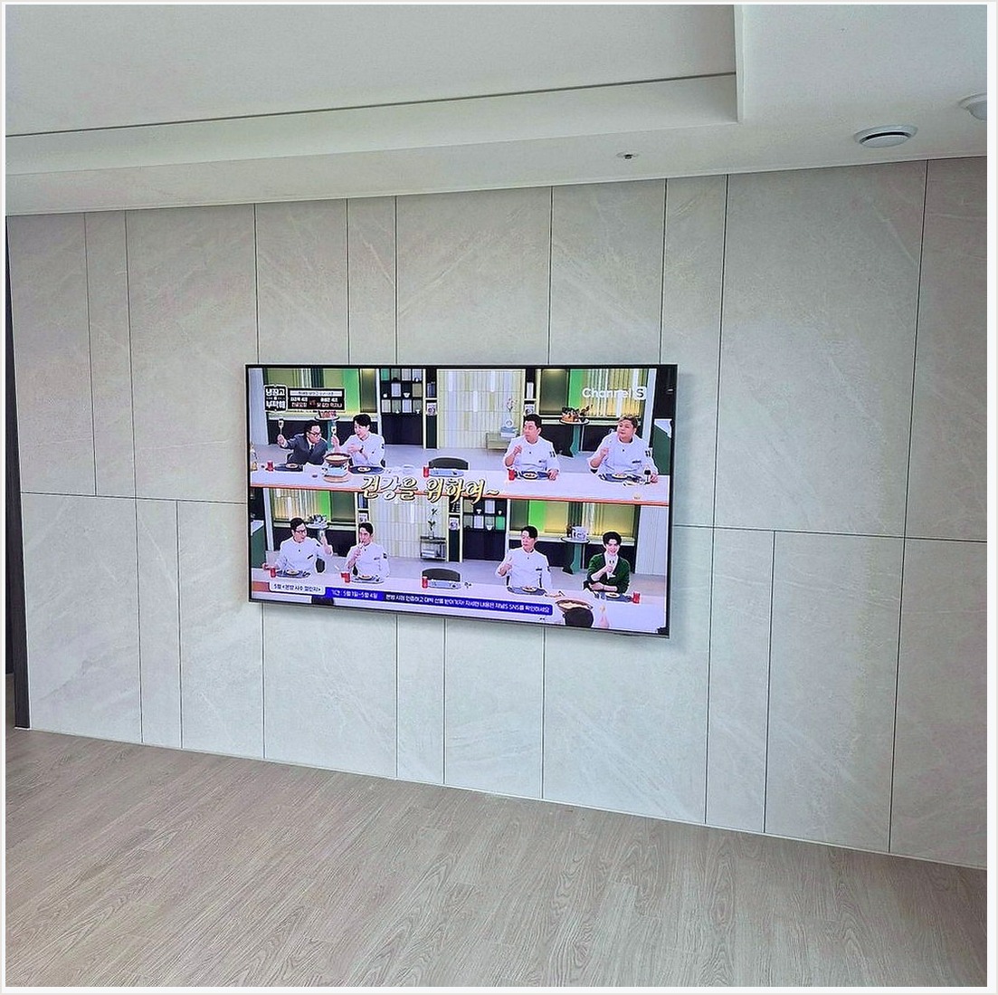 파주과 파주시에서 이전철거후 조건을 살펴 TV 위치를 잡은 사진입니다. 원래 가구 배치와 바닥 동선을 유지하면서 화면 중심을 맞추고, 의정부과 의정부시에서도 적용할 수 있도록 셋톱박스와 공유기 자리를 함께 확인했습니다.