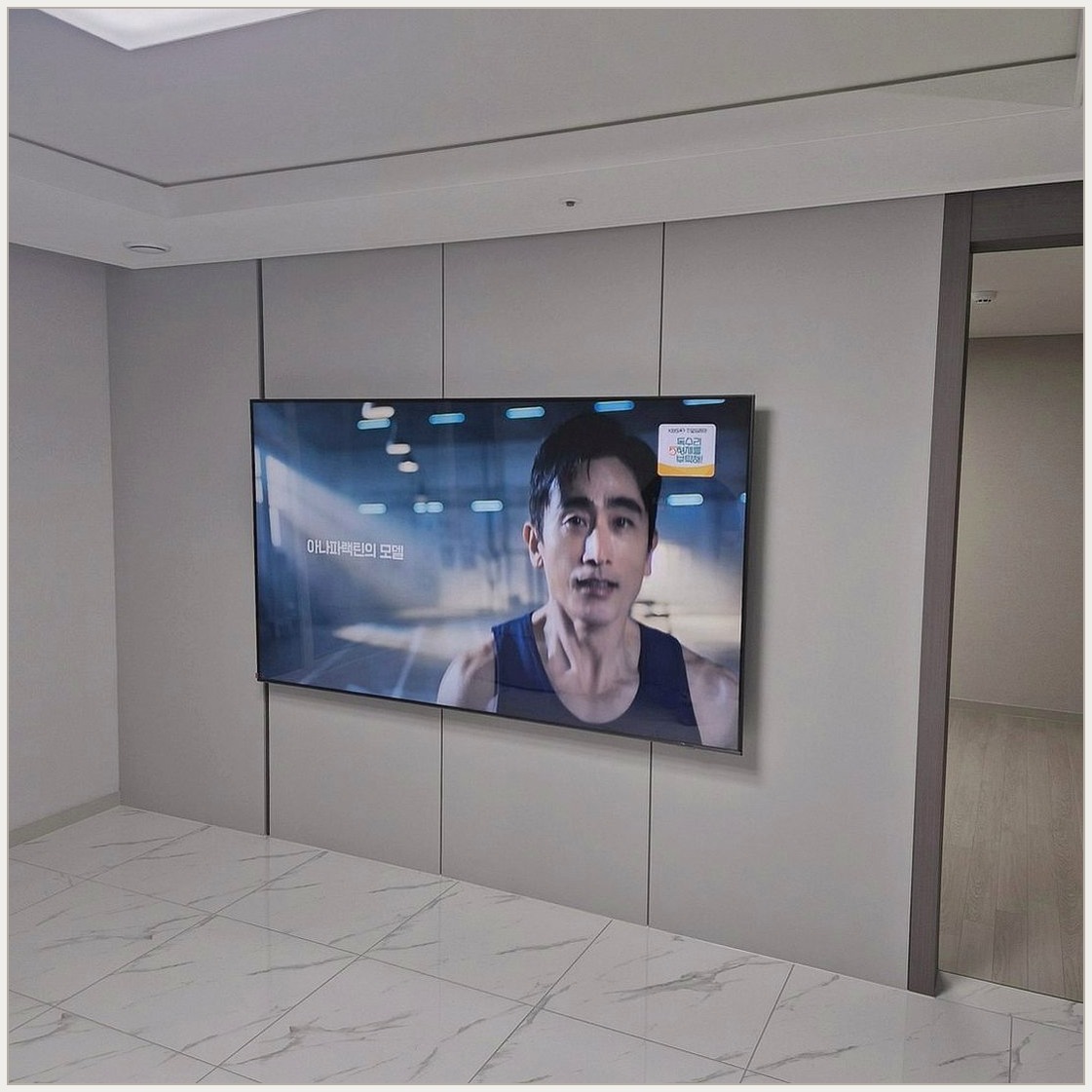 제물포과 제물포구에서 83인치 조건을 살펴 TV 위치를 잡은 사진입니다. 원래 가구 배치와 바닥 동선을 유지하면서 화면 중심을 맞추고, 미추홀구에서도 적용할 수 있도록 셋톱박스와 공유기 자리를 함께 확인했습니다.