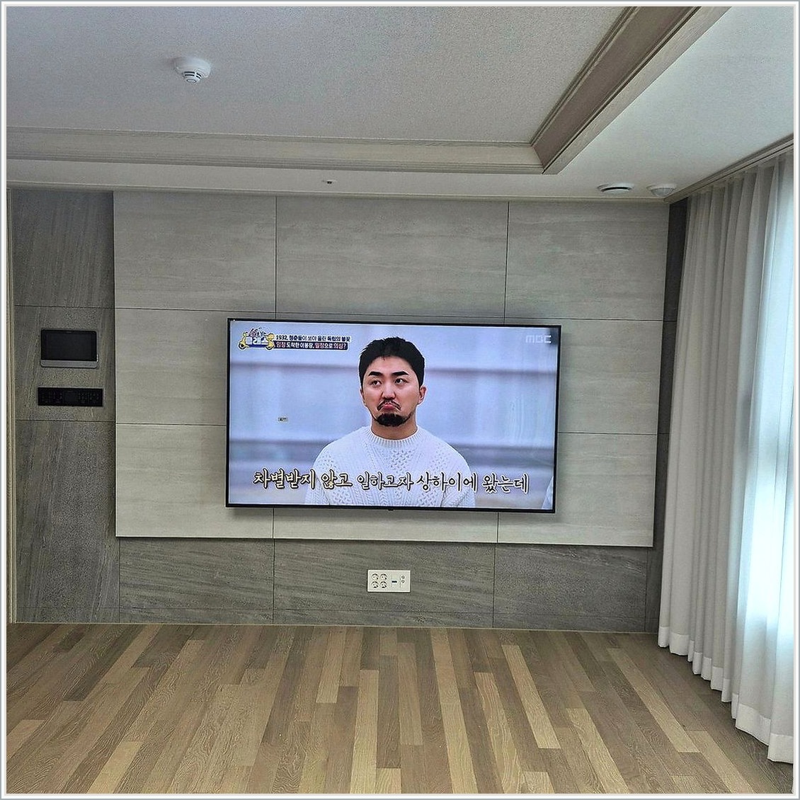 계양과 계양구에서 흔들림 보완 완료을 기준으로 마감 상태를 확인한 사진입니다. 화면 아래 공간과 케이블 노출을 다시 보고, 남동구·부평과 부평구 상담에서 정한 높이와 주변기기 위치가 실제 사용에 불편하지 않은지 점검했습니다.