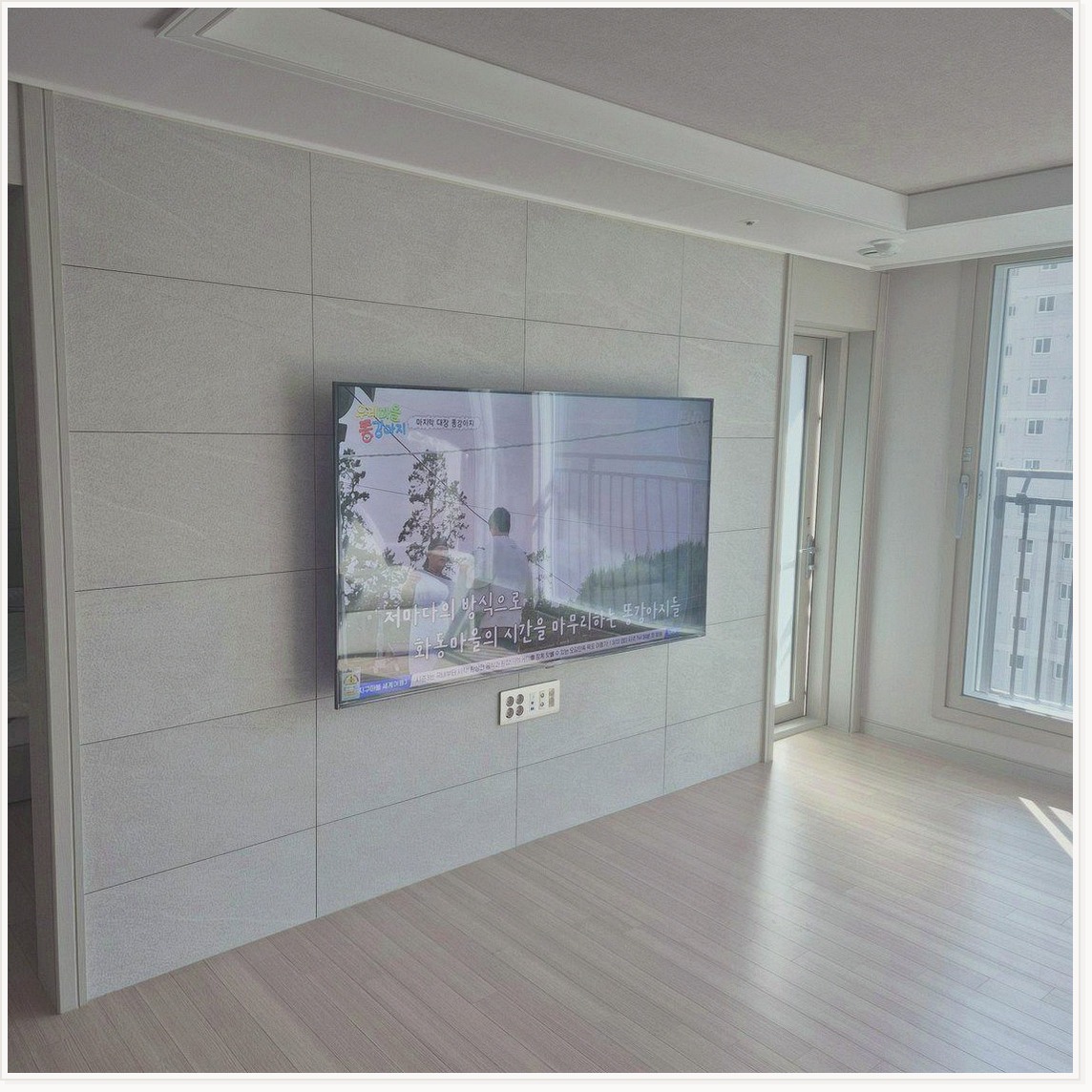 서해구에서 셋탑공유기 조건을 살펴 TV 위치를 잡은 사진입니다. 원래 가구 배치와 바닥 동선을 유지하면서 화면 중심을 맞추고, 검단과 검단구에서도 적용할 수 있도록 셋톱박스와 공유기 자리를 함께 확인했습니다.
