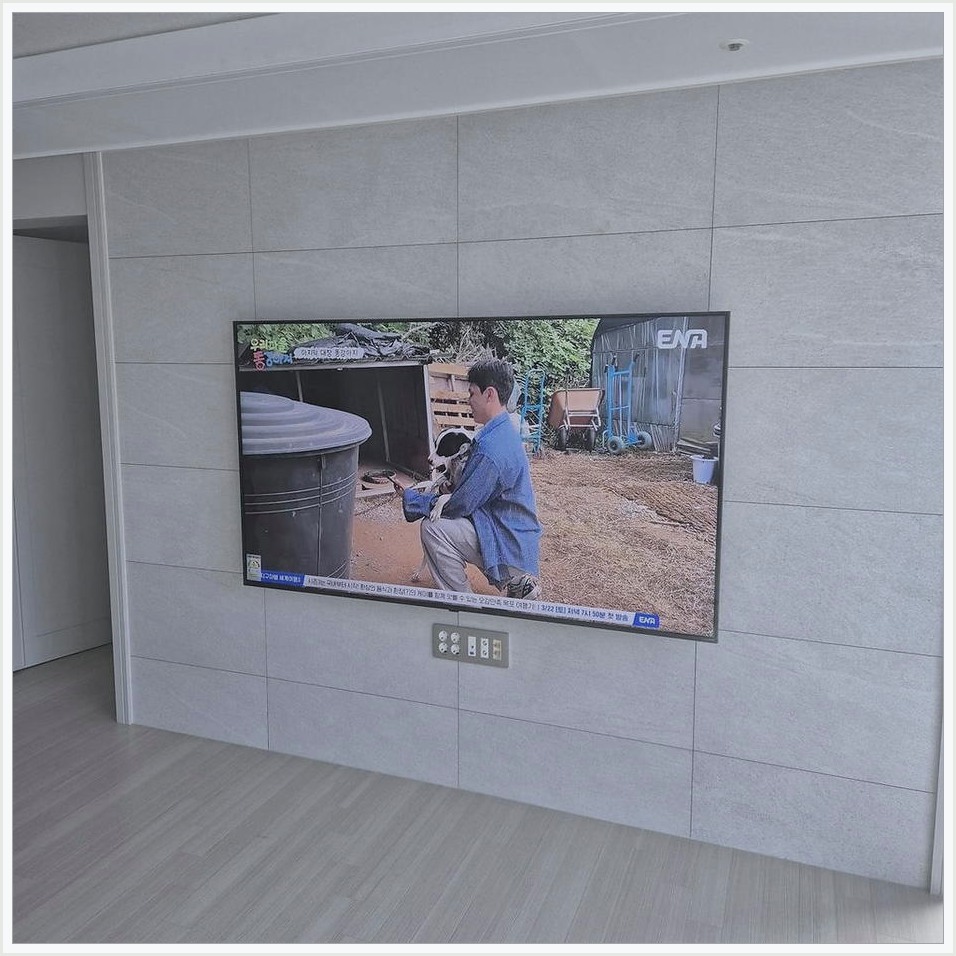 춘천과 춘천시에서 이사철거 포함 조건을 살펴 TV 위치를 잡은 사진입니다. 원래 가구 배치와 바닥 동선을 유지하면서 화면 중심을 맞추고, 홍천과 홍천군에서도 적용할 수 있도록 셋톱박스와 공유기 자리를 함께 확인했습니다.